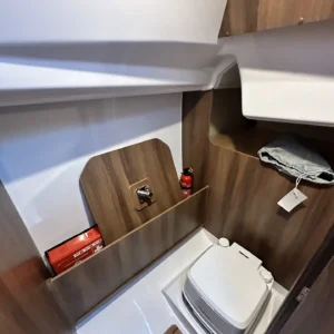 Kabina WC Maxusa 24 EVO Papa John — Wind-Czarter, czarter Mazury
