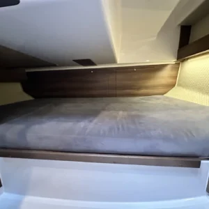 Maxus 24 EVO Papa John — koja i oświetlenie wnętrza — Wind-Czarter, czarter Mazury