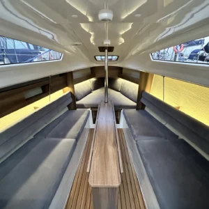 Mesa Maxusa 24 EVO Papa John — stół i koje — Wind-Czarter, czarter Mazury