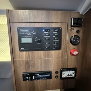 Panel elektryczny i radio w Maxusie 24 EVO Papa John — Wind-Czarter, czarter Mazury