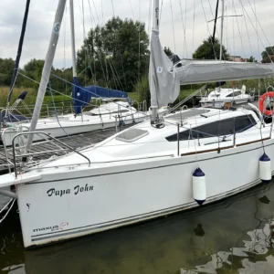 Maxus 24 EVO Papa John przy pomoście — widok kadłuba i pokładu — Wind-Czarter, czarter Mazury