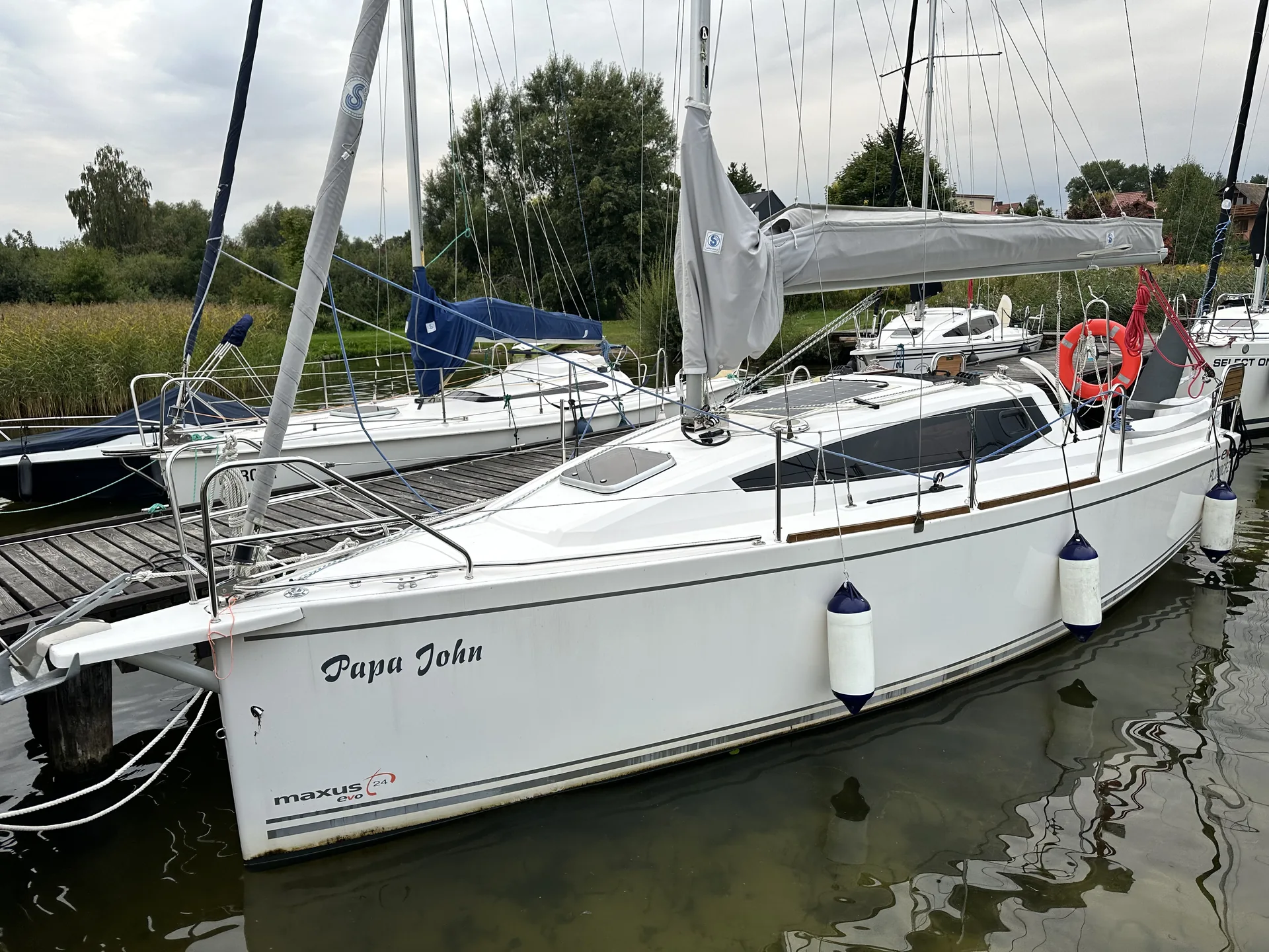 Maxus 24 EVO Papa John przy pomoście — widok kadłuba i pokładu — Wind-Czarter, czarter Mazury