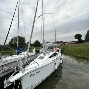 Maxus 24 EVO Papa John — widok od dziobu — Wind-Czarter, czarter Mazury