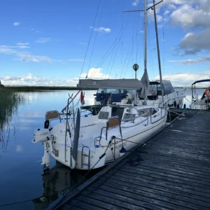 Maxus 24 EVO Papa John — widok od rufy przy pomoście — Wind-Czarter, czarter Mazury