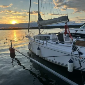 Maxus 24 EVO Papa John przy pomoście o zachodzie słońca — Wind-Czarter, czarter Mazury