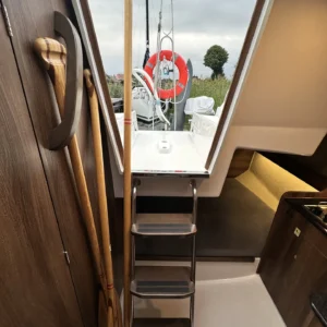 Zejściówka Maxusa 24 EVO Papa John — widok z wnętrza — Wind-Czarter, czarter Mazury